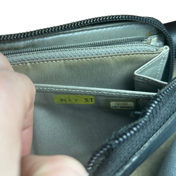 Chanel Camellia Wallet *Rehab* | Embossed Black  Lambskin Leather | Zipper - Picture 8 of 8